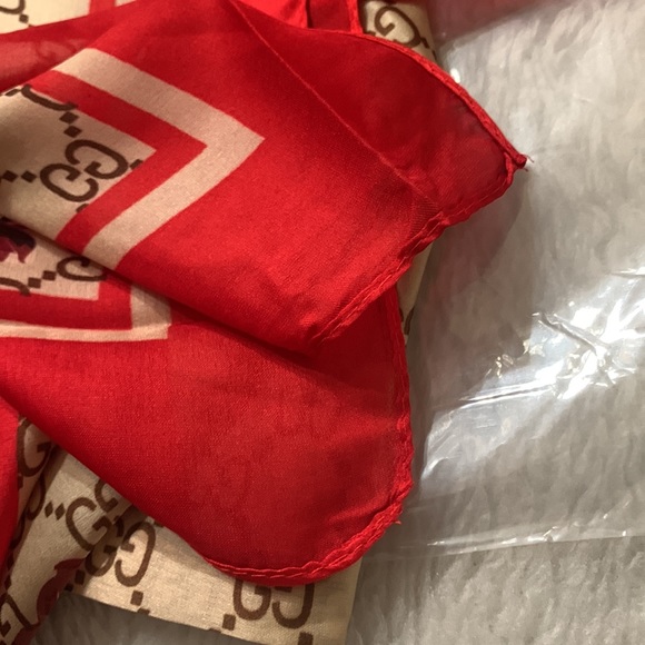 Nwt Gucci PRINT Pashmina 100% SILK - Picture 5 of 7
